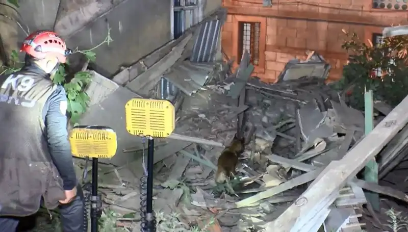 İstanbul'da Deprem Sonrası Hasar Gören Bina Çöktü: Zarar ve Önlemler