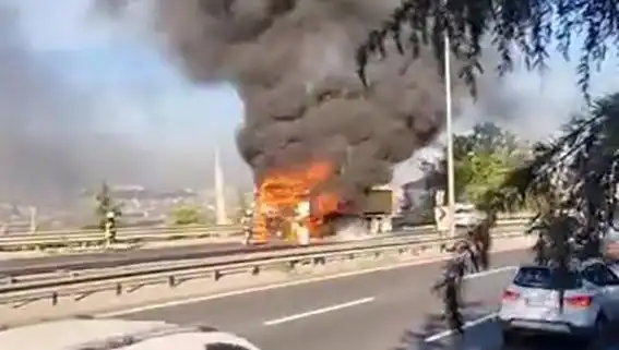D-100 Karayolu'nda TIR Yangını: İstanbul Trafiği Felç Oldu!