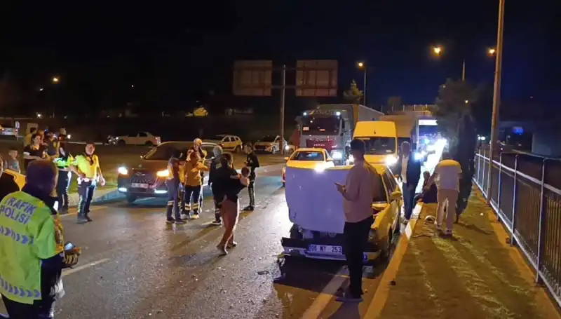 Otoyolda Geri Dönüş Yaparken Yaşanan Kazada İkisi Çocuk Dört Yaralı
