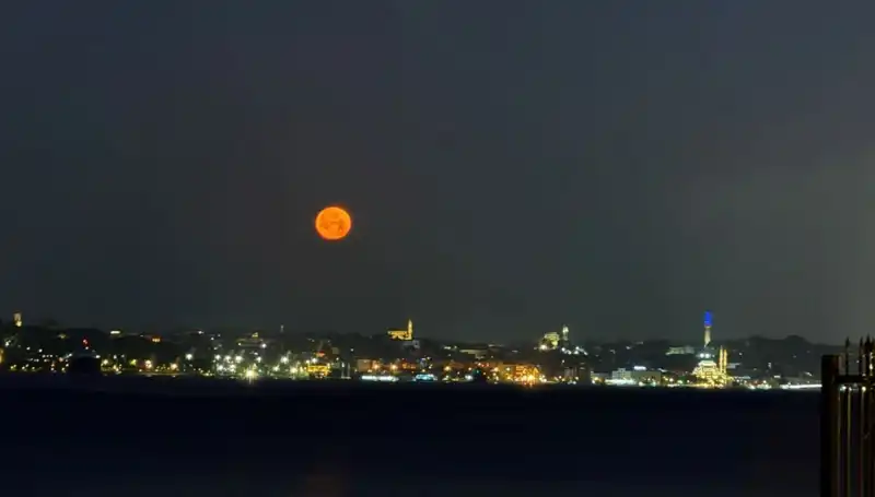 İstanbul’da Çilek Dolunayı Göz Kamaştıran Manzaralar Yarattı