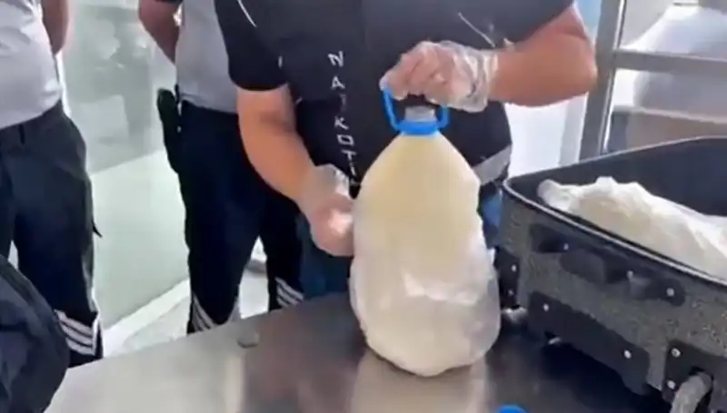 Havalimanında Süt Şişesi İçinde 12,8 Kilogram Uyuşturucu Ele Geçirildi