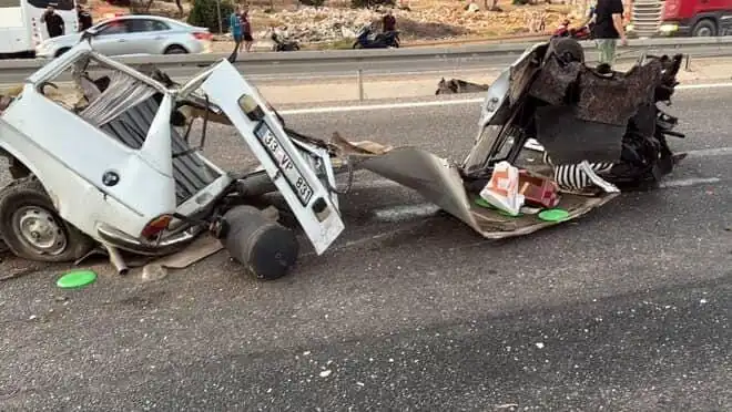 Bariyere Çarpan Araçta Can Pazarı: Bir Ölü, Bir Yaralı