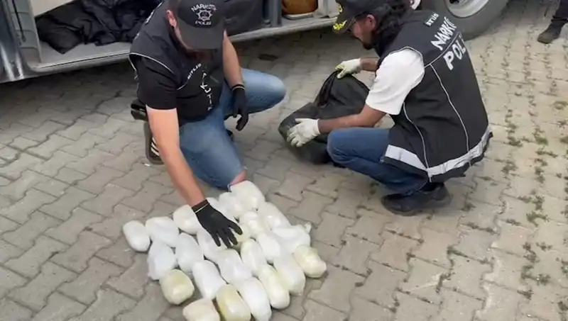 Yolcu Valizinde 13 Kilo Metamfetaminle Yakalandı: Uyuşturucu Ticaretiyle Mücadele Zirveye Ulaştı