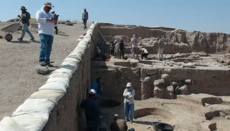 Kilis'teki Oylum Höyük'te Sıcak Hava Engeli Aşılmaya Çalışıyor