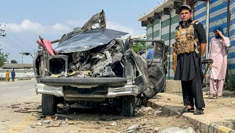 Pakistan'da Şiddetli Patlama: Dört Hükümet Yetkilisi ve Bir Polis Memuru Hayatını Kaybetti