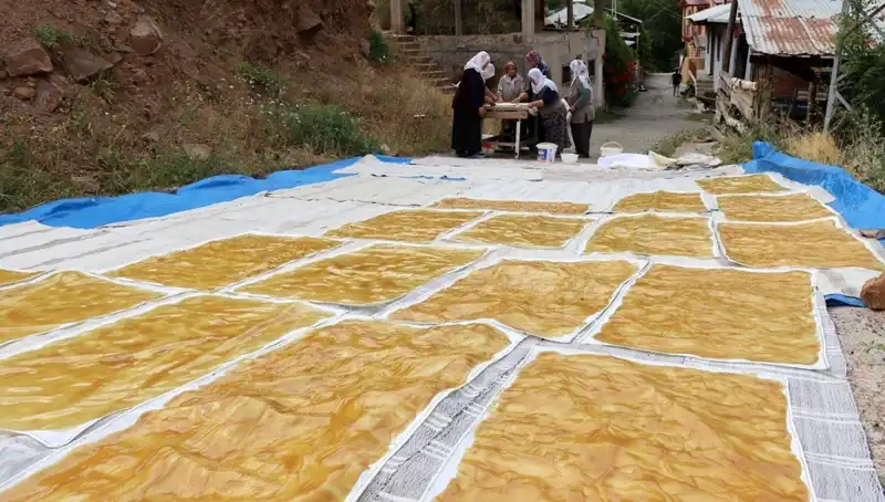 Orijinal Yöntemle Hazırlanan Dev Kazanlarda Kış Lezzeti: Odun Ateşinde Yemekler