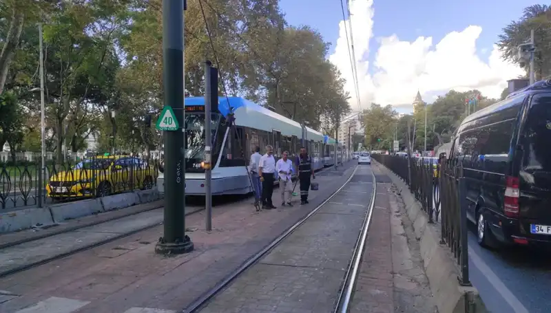 Beyoğlu’nda Tramvay Kazası: Yayaya Çarpma Anı Güvenlik Kamerasında