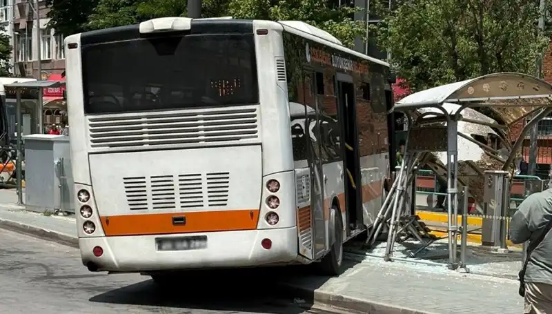 Belediye Otobüsü Tramvay Durağına Daldı: Kaza Anı Dehşet Verdi