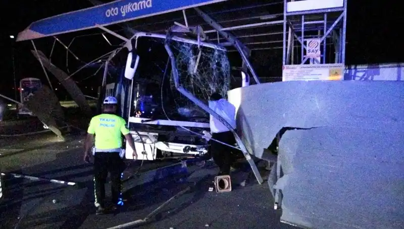 Otobüs Oto Yıkama Alanına Daldı: 8 Yaralı, Olayın Ayrıntıları Şok Ediyor