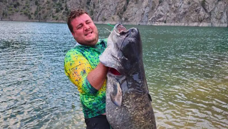 Amatör Balıkçılar, Baraj Gölünde 100 Kilo Ağırlığında Dev Balık Yakaladı!