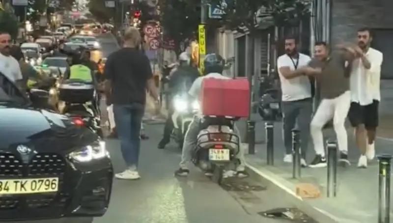 Nişantaşı’nda Yol Verme Kavgası: Sopayla Kadının Üzerine Yürüyen Adam Gözaltına Alındı