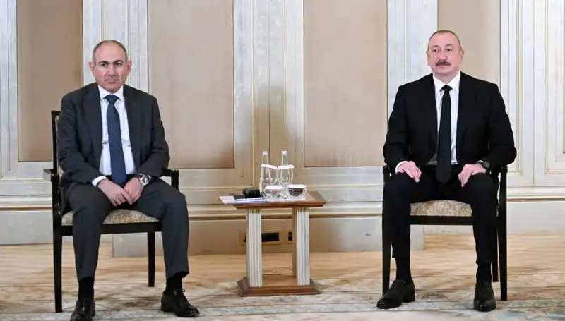 Aliyev ve Paşinyan: Abu Dabi'de Barış Görüşmeleri Sırasında Tarihi Anlar