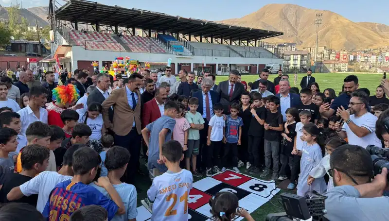Hakkari'de Renkli Görüntülerle Anadolu Şenliği Coşkusu Yaşanıyor