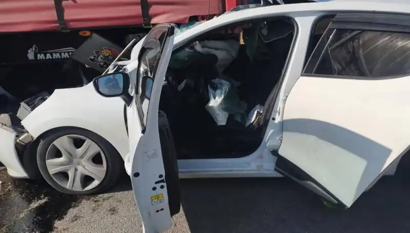 Sivas'ta Otomobilin TIR'a Çarpması, Faciaya Neden Oluyordu!