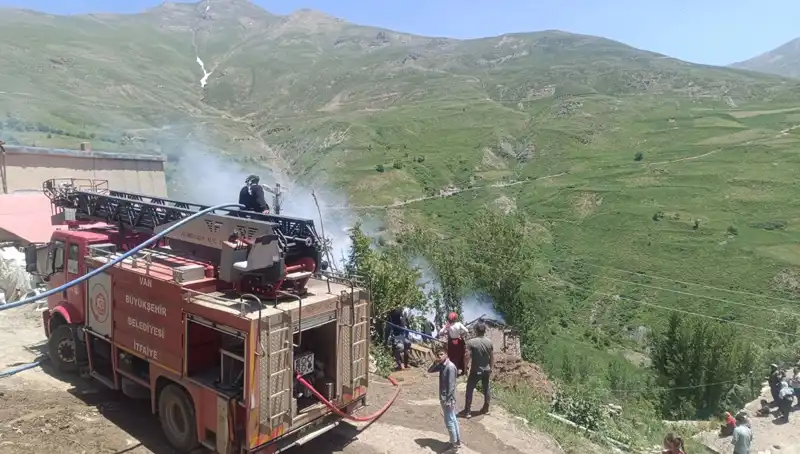 Van'da Yangın Faciası: Küçük Bir Çocuk Hayatını Kaybetti