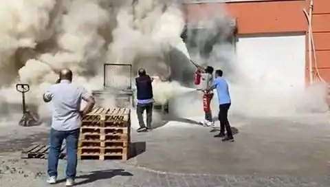 : AVM Deposunda Yangın Paniği: Alışveriş Merkezi Adeta Kapatıldı!