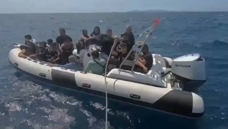 15 Düzensiz Göçmen, Tehlikeli Bir Yolculuğun Ardından Kurtarıldı