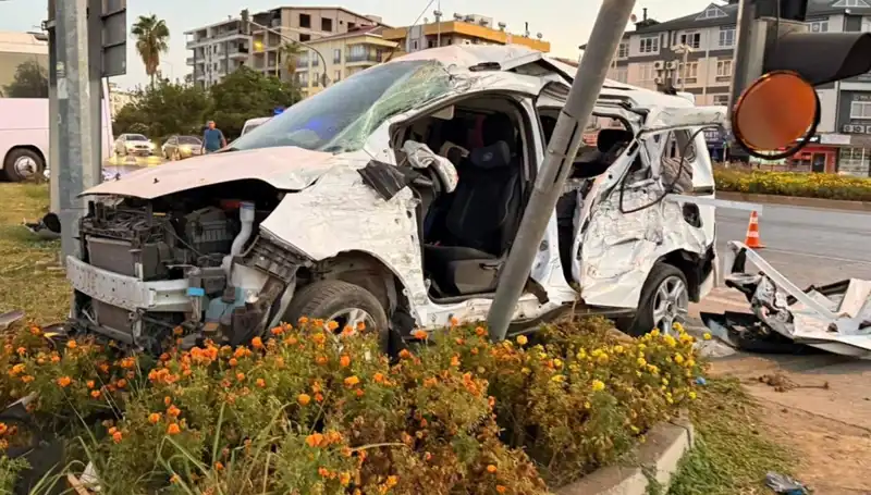 Antalya’da Midibüs ile Hafif Ticari Araç Çarpıştı: 6 Kişi Yaralandı