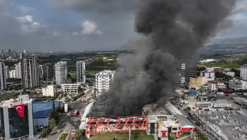 Mersin’de Fabrika Yangını: TOMA İle Büyüyen Alevlere Zorlu Mücadele