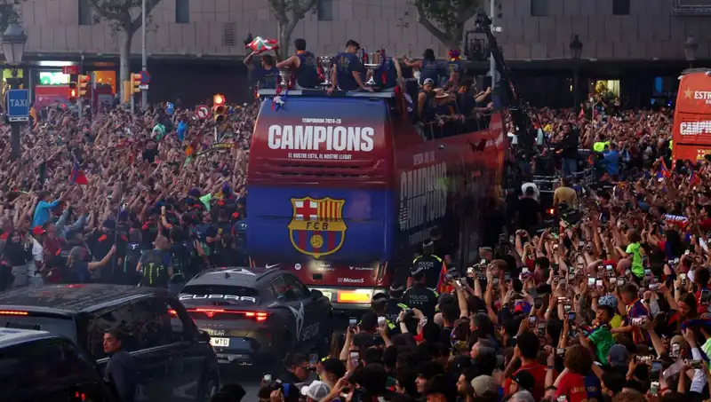 Barcelona’nın Yıldız Futbolcuları Taraftarlarıyla Unutulmaz Buluşma Gerçekleştirdi