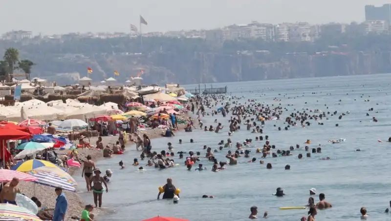 Antalya'da Yazın En Sıcak Günleri: Deniz Su Isısı Rekor Kırıyor