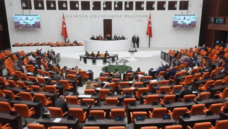 Meclis’te Yoğun Bir Hafta: Yasalar ve Tartışmalar Sırasında Neler Oluyor?