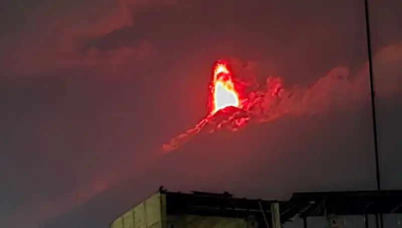Fuego Yanardağı Patladı: 30 Bin Kişinin Tahliyesi Başladı!