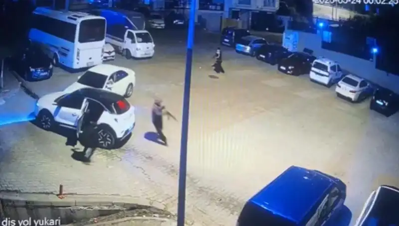 Kağıthane'de Kalaşnikoflu Saldırı: Maskeli Şahıslar Sokaklarda Dehşeti Yaşattı