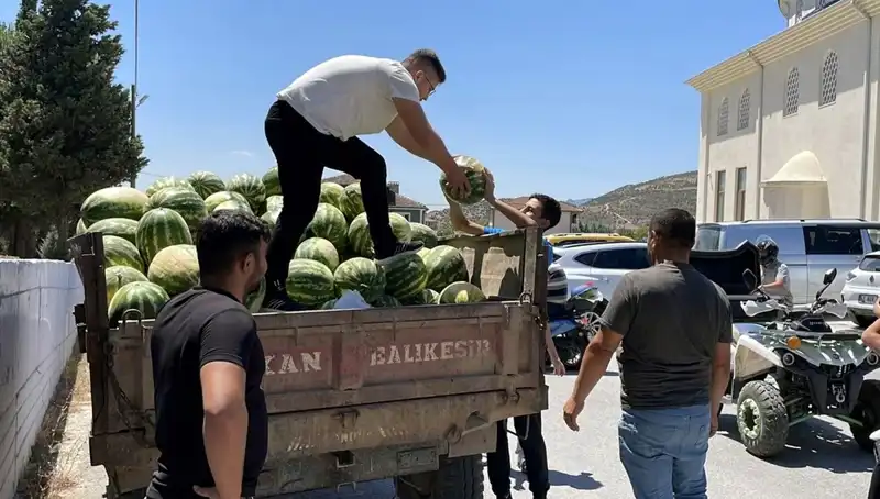 Karpuz Tütünü: Bir Hayırseverin Tonlarca Karpuzu Ücretsiz Dağıtması