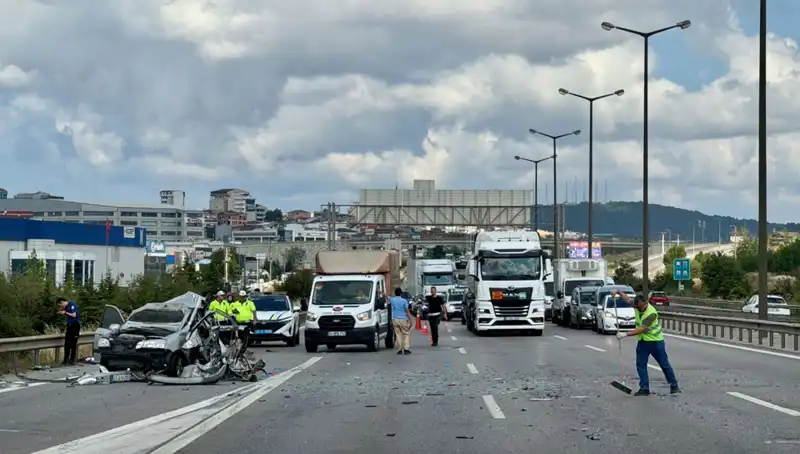 Otoyolda Trafiği Felç Eden Kaza: Sıkışan Üç Kişinin Kurtarılması Süreci