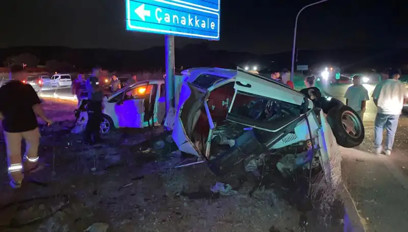 Çanakkale'de Faciadan Dönen Kazada İki Otomobil Çarpıştı: Yaralılar Hastaneye Kaldırıldı