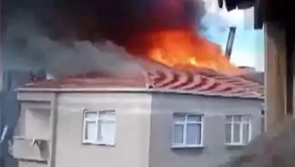 Bağcılar'daki Beş Katlı Bina Yangını: Çatı Alev Alev Yandı