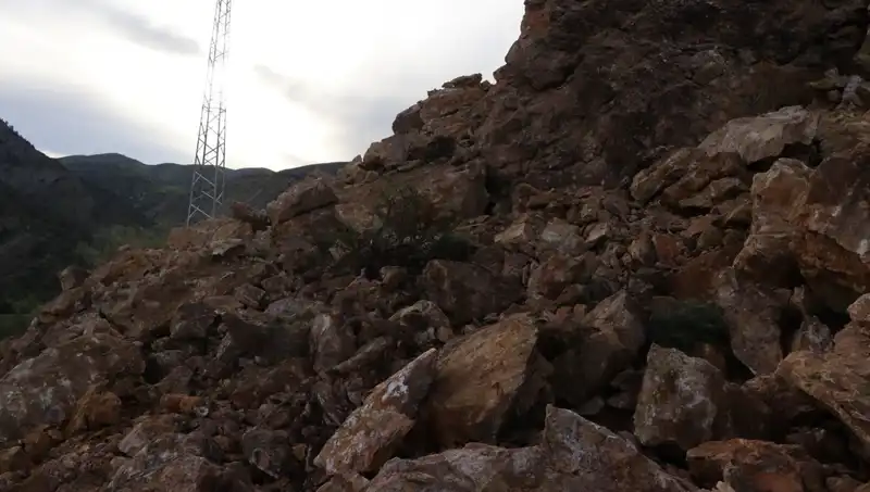 Erzurum’da Heyelan: Dev Kayalar Yolu Ulaşıma Kapandı!