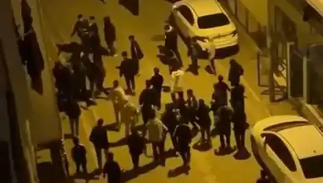Esenyurt'ta Sopalı Gerilim: Gençler Mahallede Çatıştı, Asayiş Yerle Bir Oldu