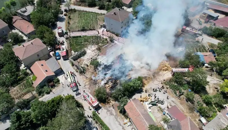 Arnavutköy’deki Yangın Alarmı: Saman Balyaları Kül Oldu!