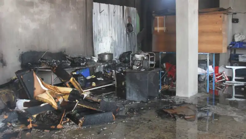 Antalya'da Depo Yangını: Alevler evi tehdit etti, panik vardı!