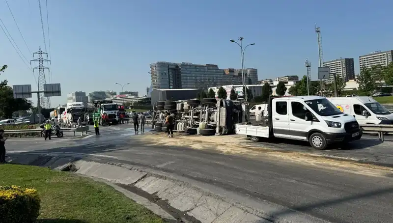D-100 Yan Yolda Beton Mikseri Devrildi: Feci Kaza ile Trafik Kilitlendi
