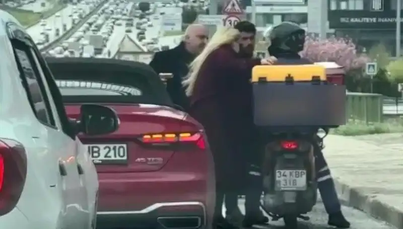 D-100'de Panik Anları: Motokuryeye Silah Çeken Sürücü Olayı
