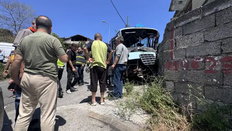 Minibüs Kazası: Duvara Çarpmanın Sonucu 14 Kişi Yaralandı