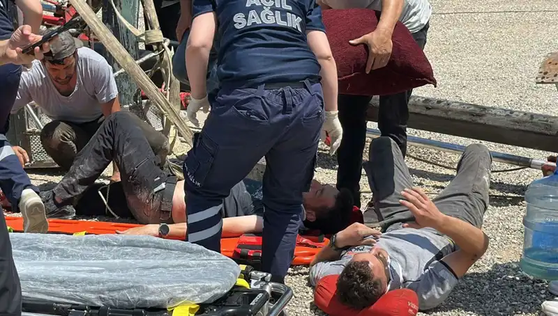Bayrak Askarken Devrilen Vinçte İki İşçi Yaralandı