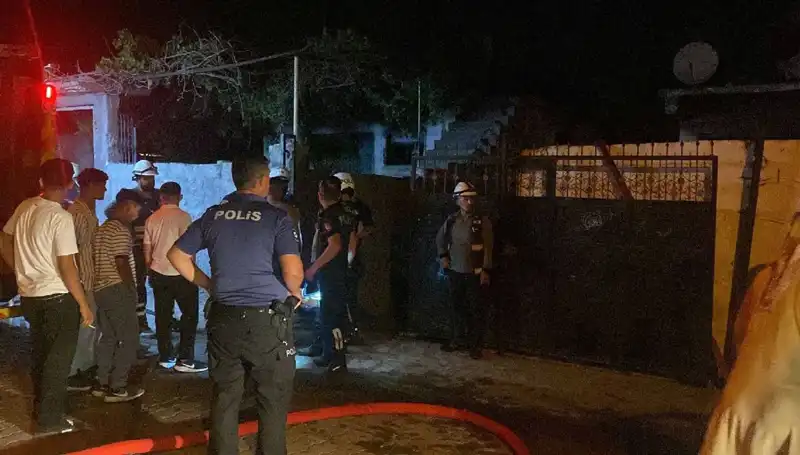 Ailesinin Evini Yakan Genç, Linçten Son Anda Kurtuldu!