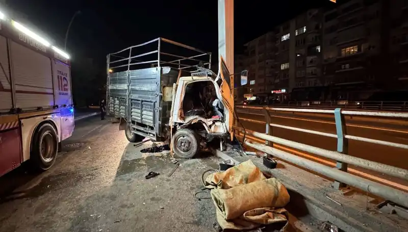 Kamyonet Yön Tabelasına Çarptı: Sürücü Yaralandı, Olayın Ayrıntıları Ne?