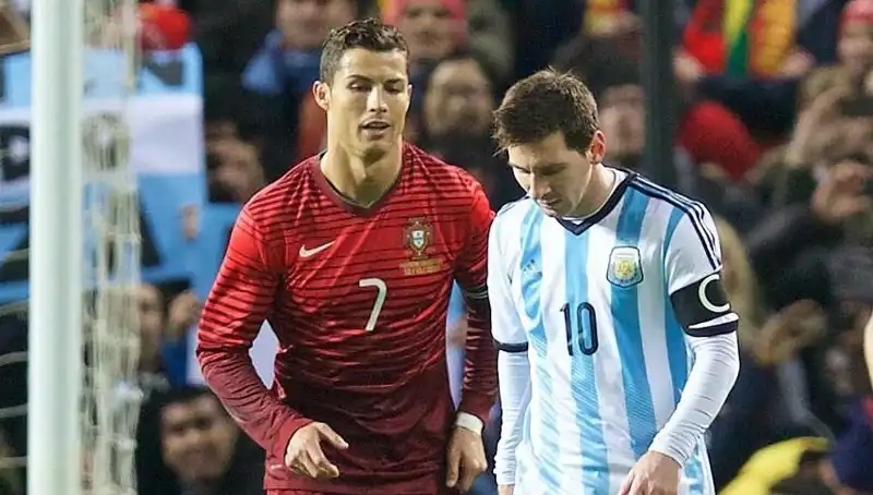 Ronaldo ve Messi: Futbol Dünyasında Efsaneler Arasındaki Rekabet