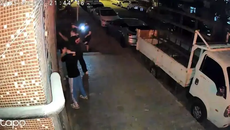 Abinin Selamı Var Diyerek Darbedildiler: Etek Giydirme İnsafsızlığı!