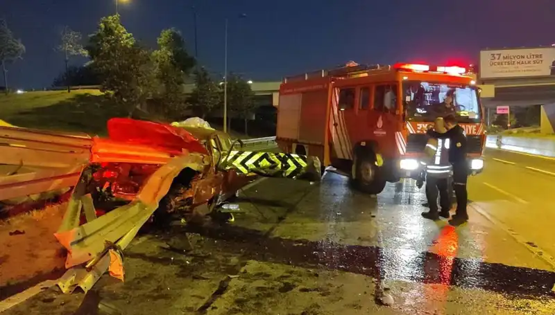 Bariyer Otomobile Saplandı: Sürücü Ağır Yaralandı, Olay Yerinde Panik!